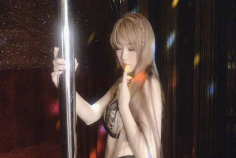 露臉大尺鋼管舞孃跳一跳全身發騷⋯看著A片玩3種玩具自慰到高潮⋯好色⋯！還有白汁特寫流出來⋯