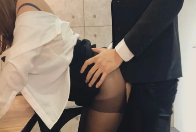 開會時旁邊的女同事一直誘惑我?扯破她絲襪直接幹❗️