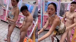 ❤️精品推荐❤️国产TS系列大奶美妖『楀乔』商场娃娃机旁被小个子抓着奶子后入超刺激