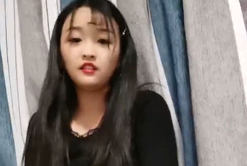 黑丝妹子豪放脱衣求操的。！