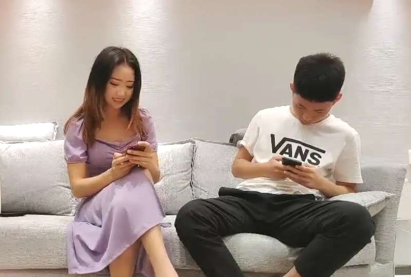 害羞的妹子，笑起来够甜，让我心痒痒迫不及待想操一顿的。！