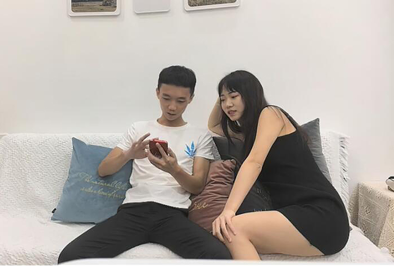 约00后粉嫩美乳小萝莉，沙发上抠穴淫水真是多，口交观音坐莲玩得爽的。！