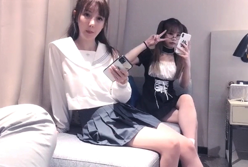 约了两个萌妹子玩双飞轮番插入尽情淫乱的。！