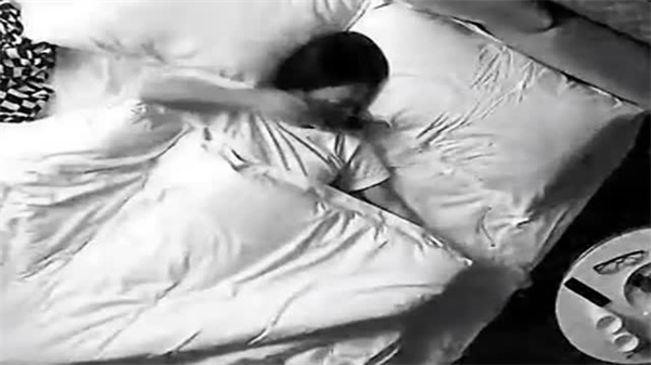 大学生情侣一边看着AV照着里面姿势干_